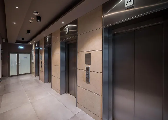 Platinum Tower Skyline By Bookinghost * Varšava